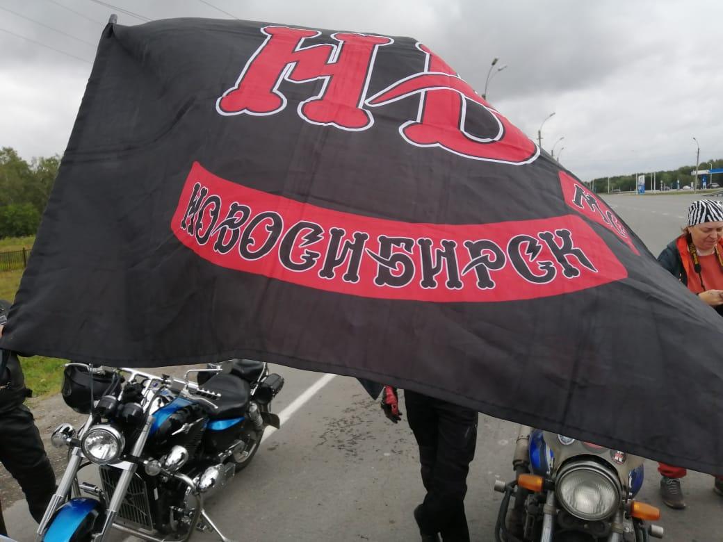Фото «Ночные волки» развернули 9-метровый флаг России под Новосибирском 7